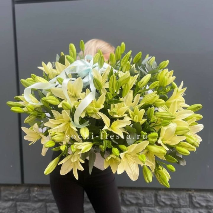 Лилии в корзине в Адлере