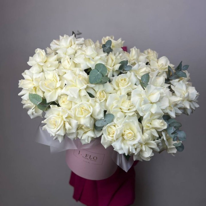 37 белых роз в боксе в Адлере