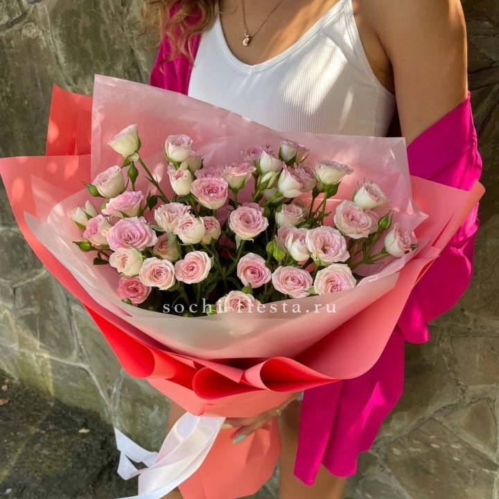 Розовые кустовые розы в Адлере