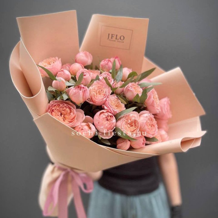 Букет из 9 кустовых роз Джульетта в Адлере