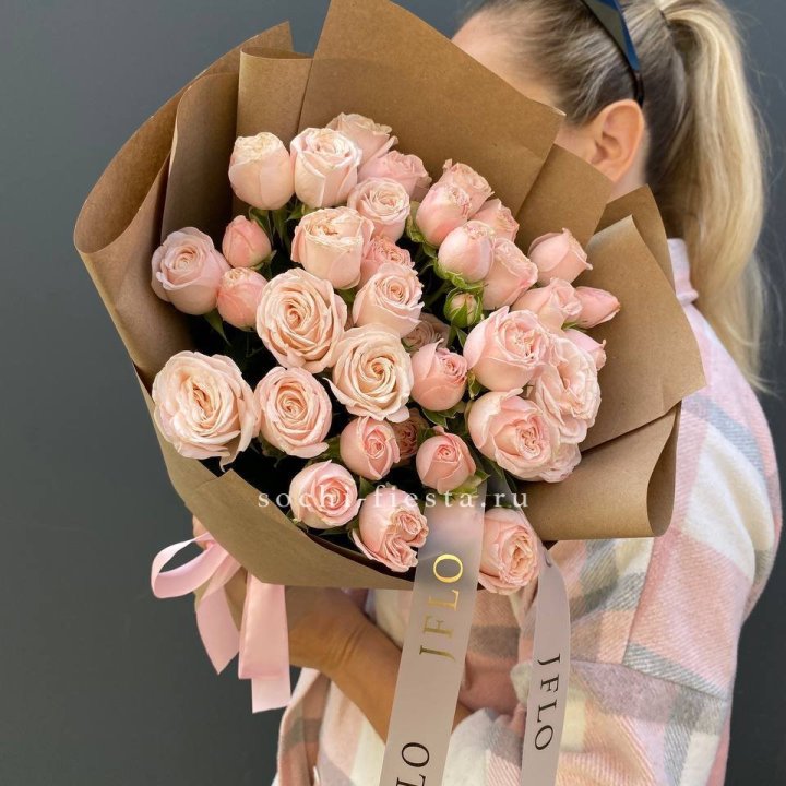 Кустовые розы Бомбастик в крафте в Адлере