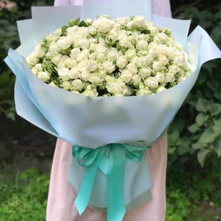 51 белая кустовая роза в Адлере