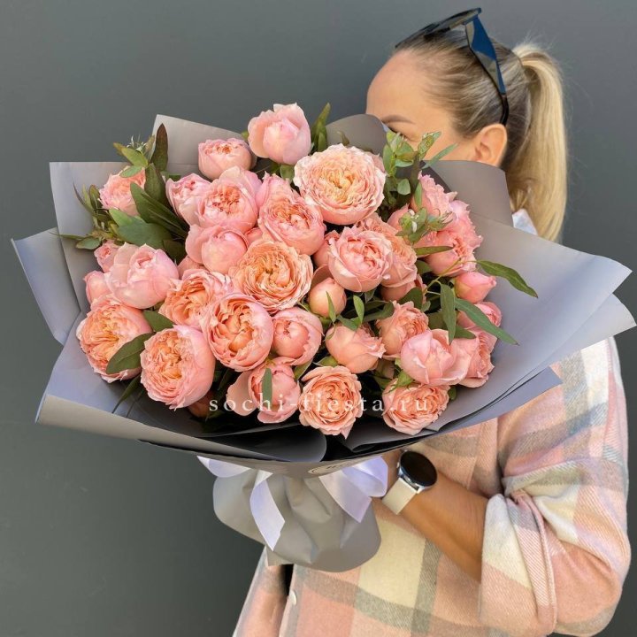 Букет с пионовидными розами "Пивайн" в Адлере