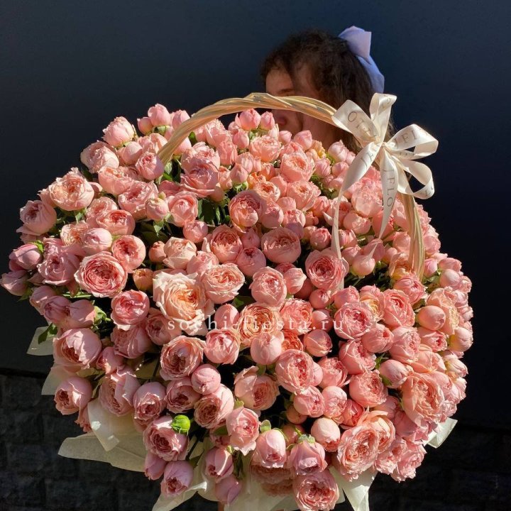Корзина из пионовидных роз в Адлере