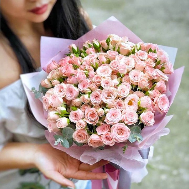 Кустовые розы с эвкалиптом в Адлере