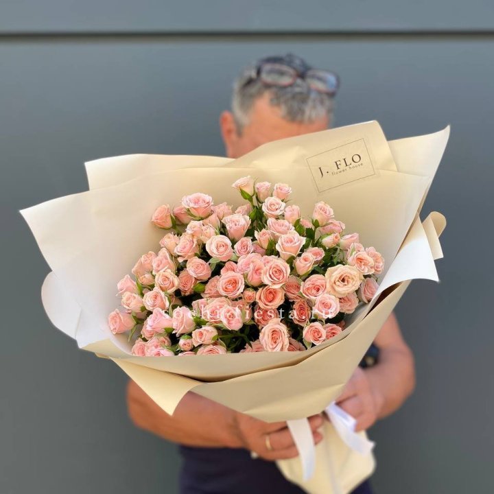 Кустовые розы леди в Адлере