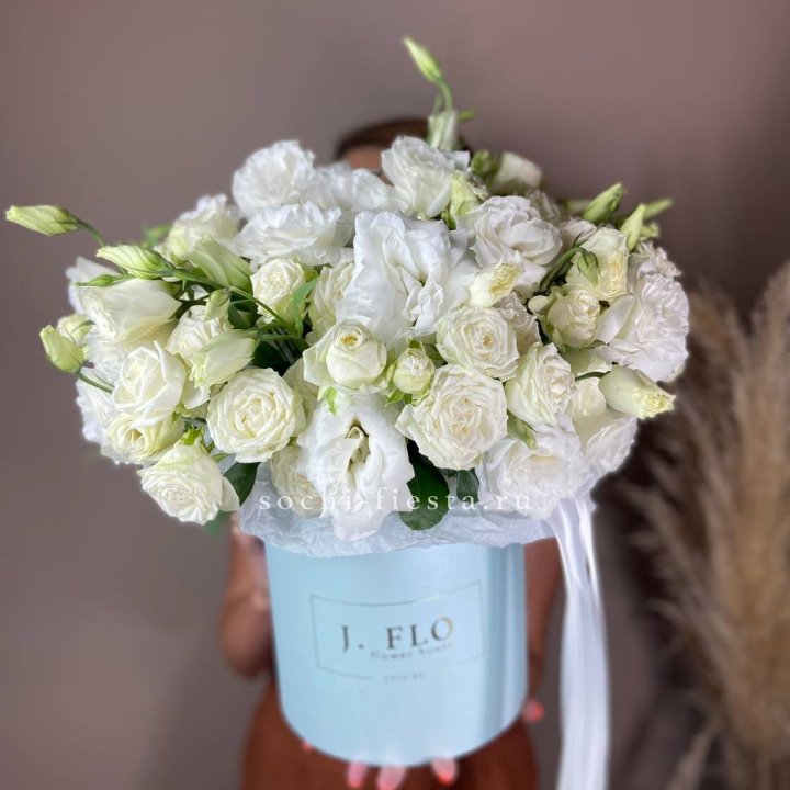 Бокс кустовых роз и эустомы  в Адлере