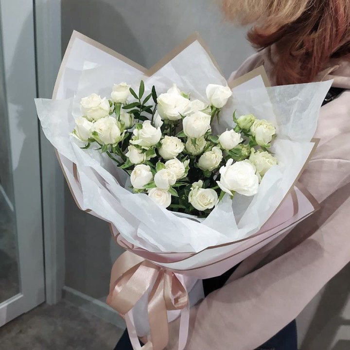 Белоснежные кустовые розы в Адлере