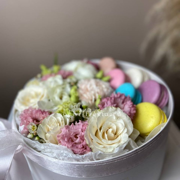 Цветы в цилиндре с макаронс "Прованс" в Адлере