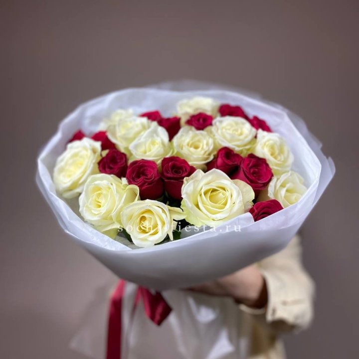 Букет их красных и белых 25 роз в Адлере