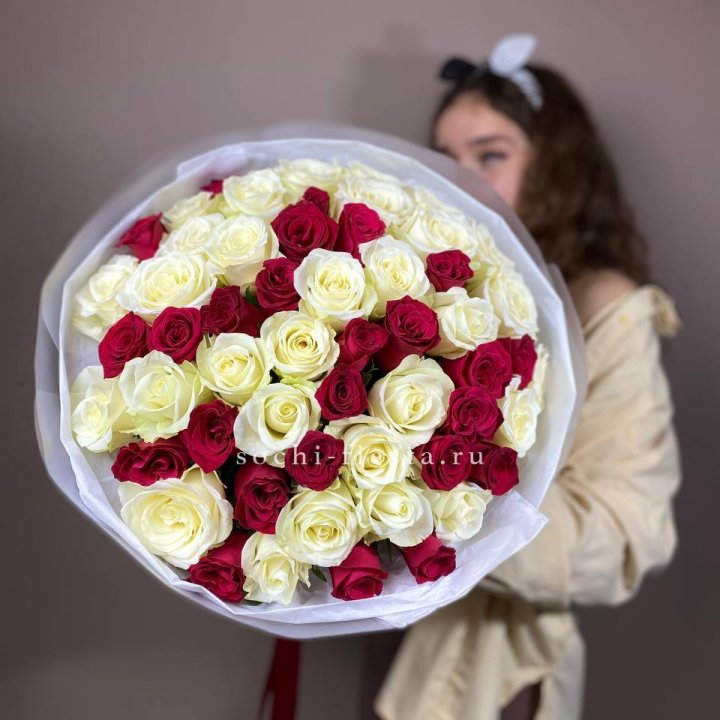 Микс из 55 роз в Адлере