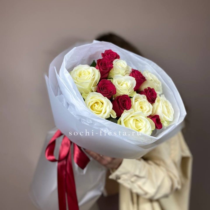 Букет из красных белых 15 роз в Адлере