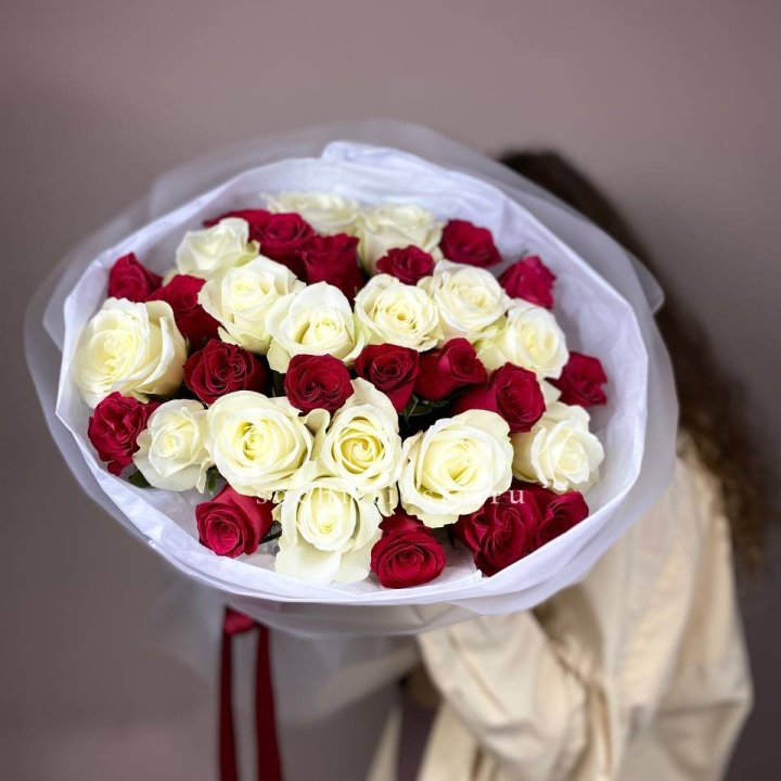Букет из красных белых 35 роз в Адлере