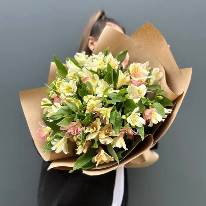 Букет альстромерий в крафте в Адлере