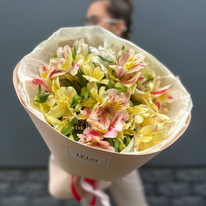 Альстромерии в нежном оформлении в Адлере