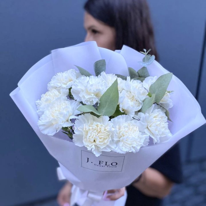 Белые Диантусы с эвкалиптом в Адлере