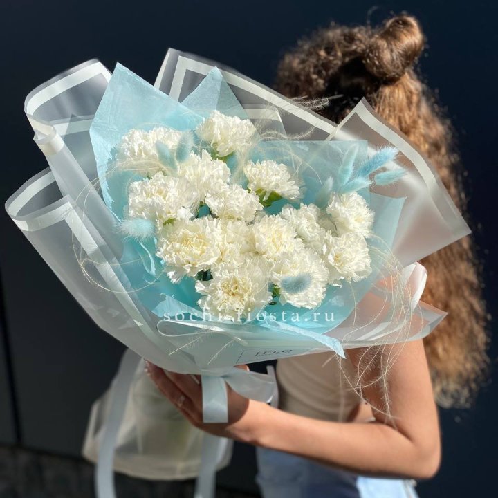 Воздушный букет диантусами  в Адлере