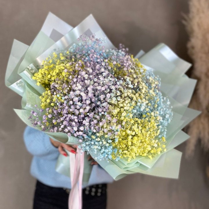 Букет радужных гипсофил в Адлере