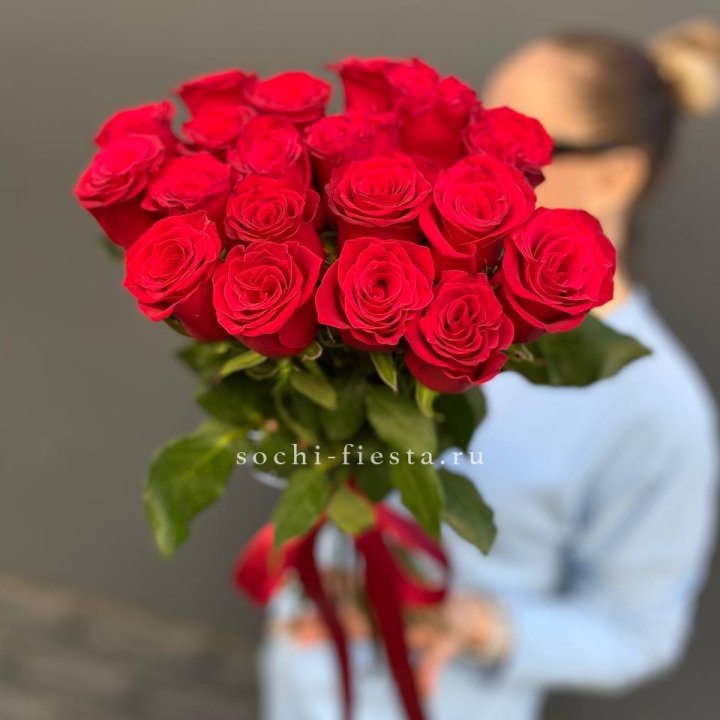 19 красных роз в Адлере