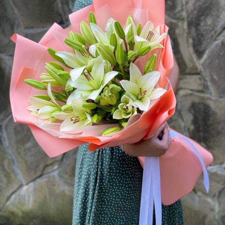 Букет из 7 белых лилий в Адлере