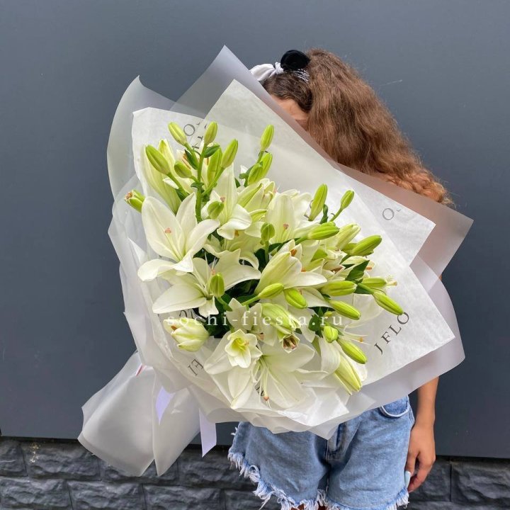 Букет  лилий "Воздушный"  с доставкой в Адлере