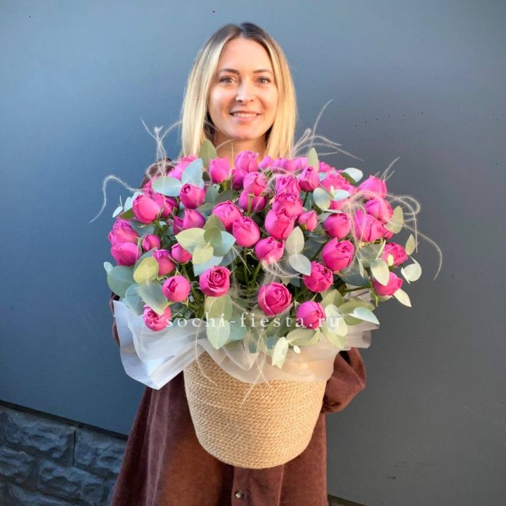 Пионовидные розы  в джутовом кашпо  в Адлере