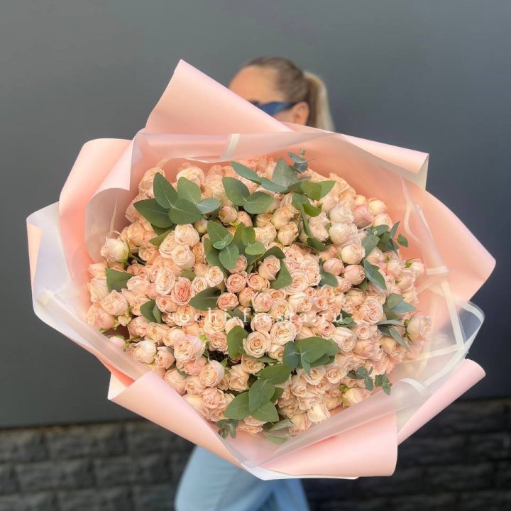 101 кустовая роза с эвкалиптом в Адлере