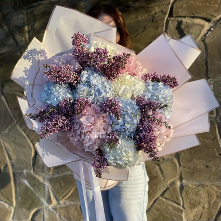 Букет гортензии с сиренью в Адлере