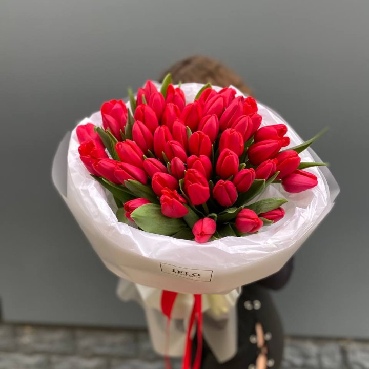 51 тюльпан "LOVE" с доставкой в Адлере