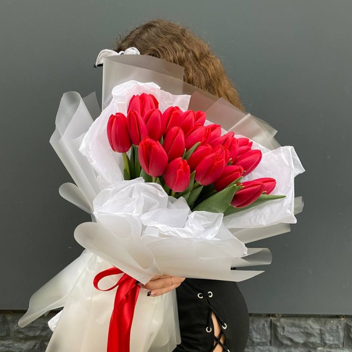  25 красных воздушных тюльпанов с доставкой в Адлере