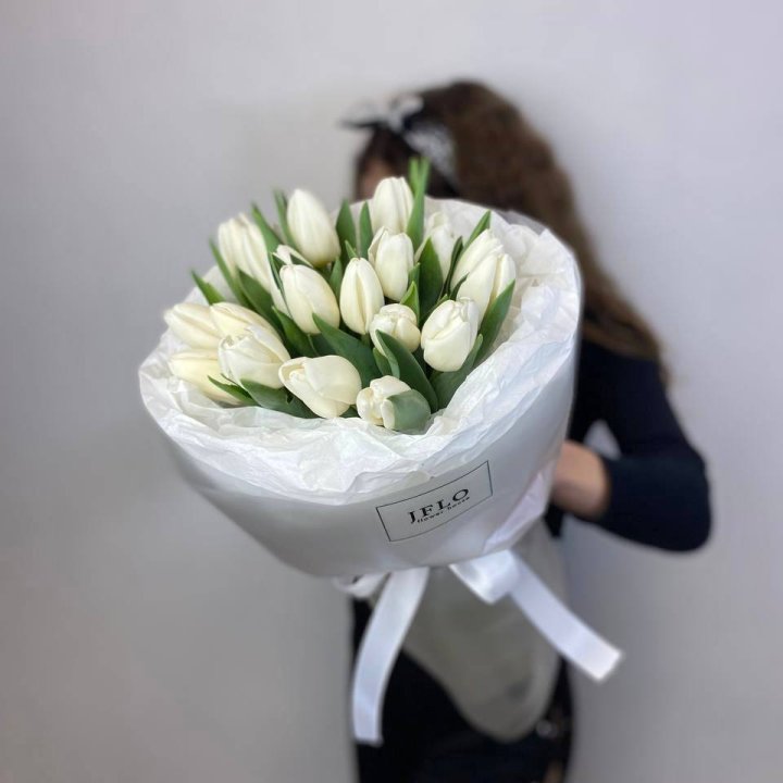 19 белых воздушных тюльпанов с доставкой в Адлере