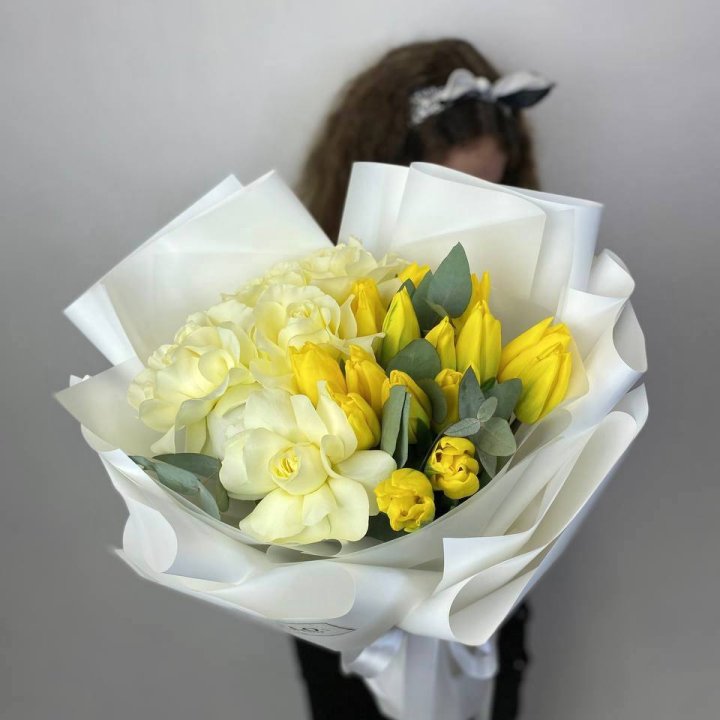Дуо жёлтые тюльпаны и розы с доставкой в Адлере