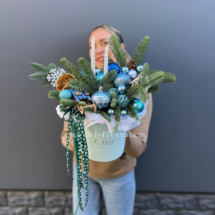 Композиция "Мери крисмас блю" в Адлере