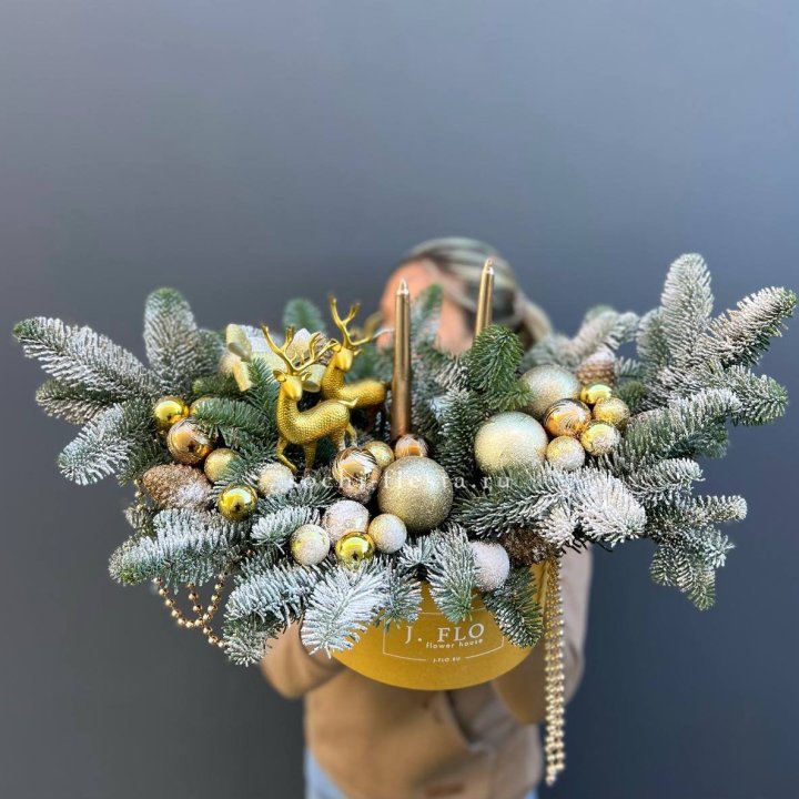 Композиция "Мери крисмас голд" в Адлере