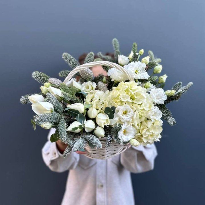 Новогодняя корзина с цветами в Адлере