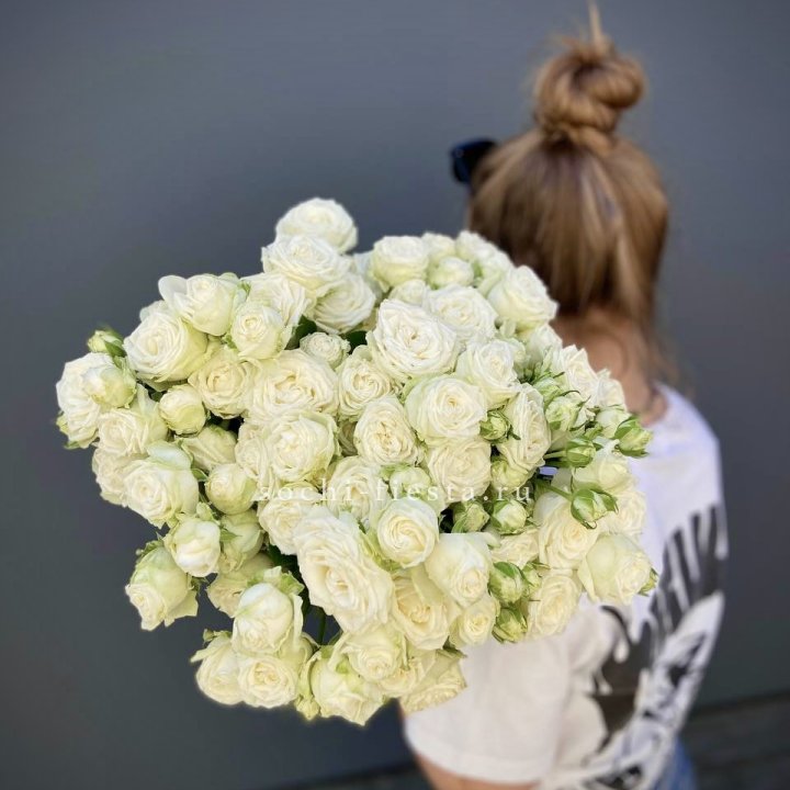 Охапка кустовых роз Бомбастик  White в Адлере