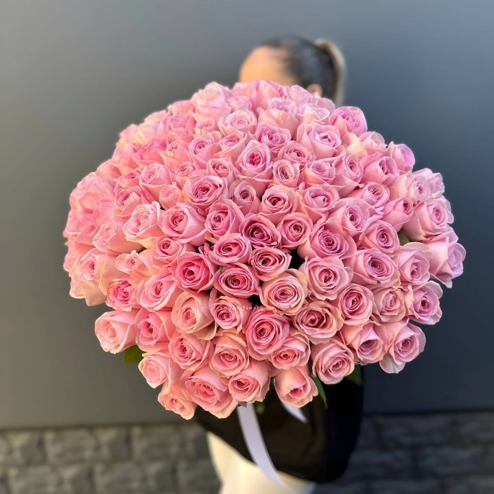 Охапка из 101 розовой розы в Адлере