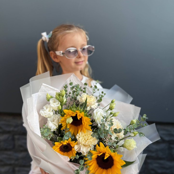  Букет  из стойких цветов с подсолнухами в Адлере