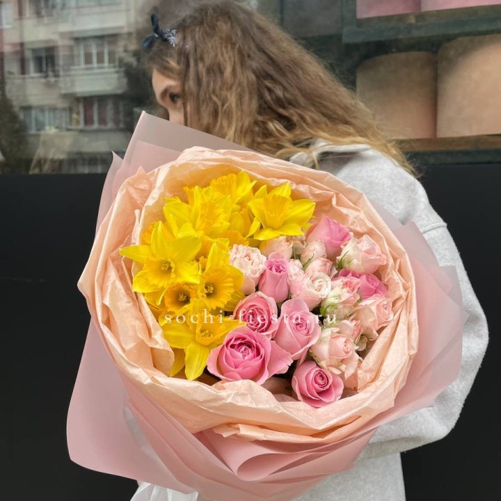 Букет роз и нарциссов в Адлере