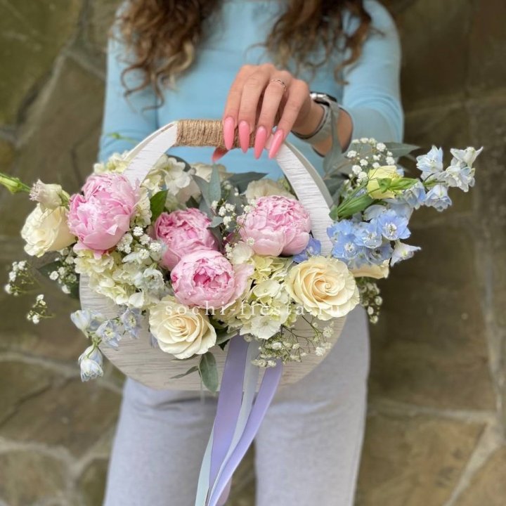 Ящик с пионами в Адлере