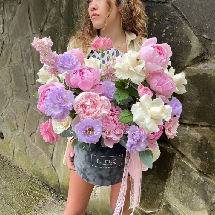 Дизайнерский цилиндр с пионами в Адлере