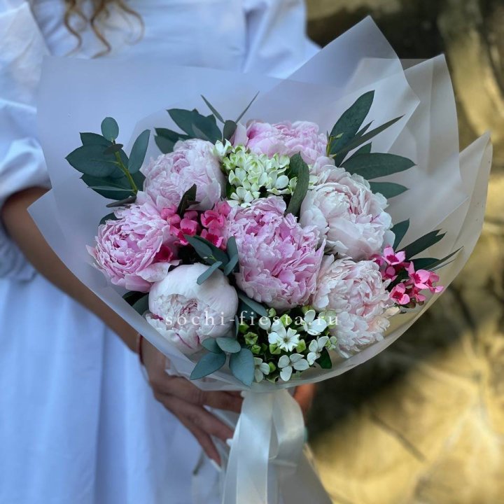 7 зефирных пионов с эвкалиптом в Адлере