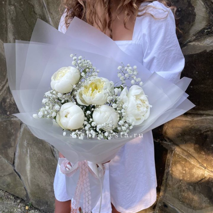 Букет белых пионов "Файв" в Адлере