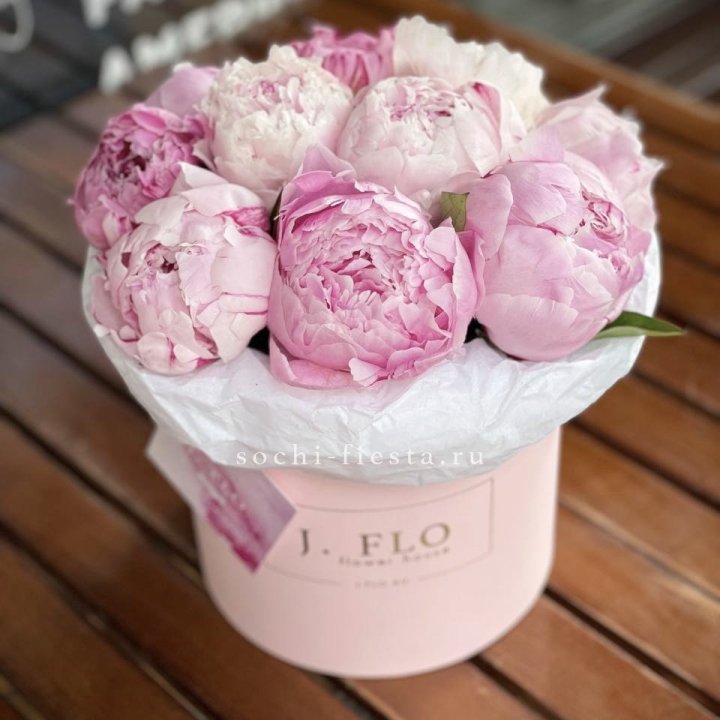 Цилиндр с пионами "Лилу" в Адлере