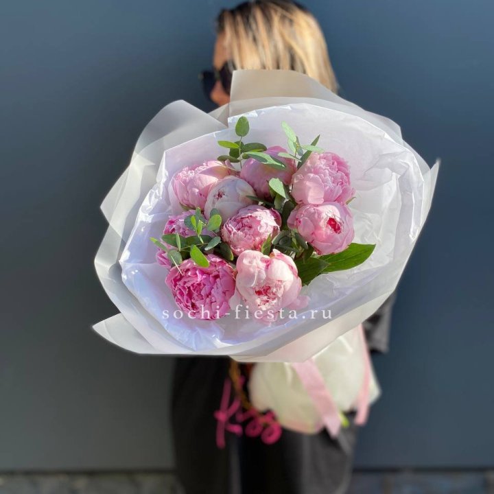 9 пионов с эвкалиптом в Адлере