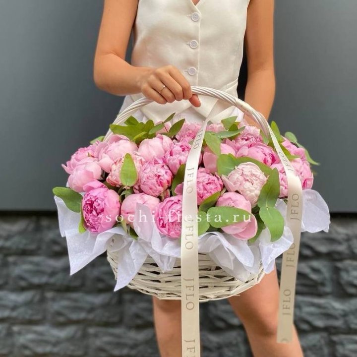 29 пионов в корзине в Адлере