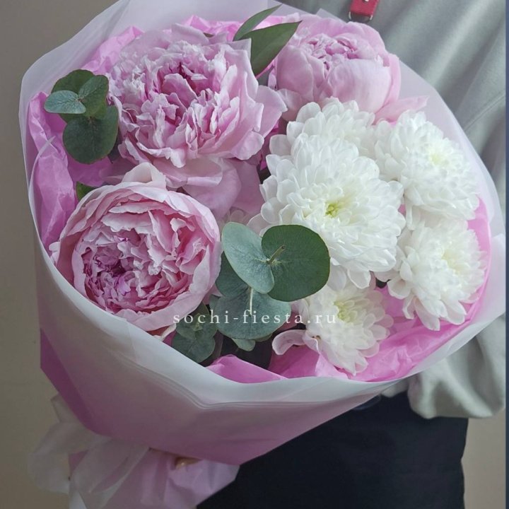  Букет комплимент с пионами в Адлере