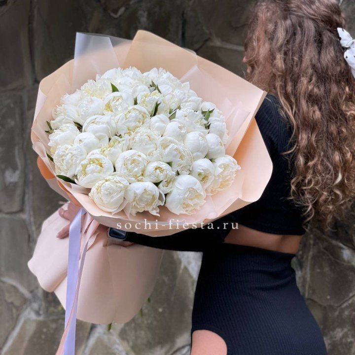 35 белых пион в Адлере