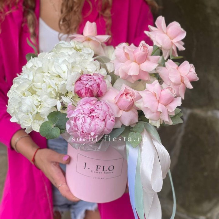 Цилиндр с пионами "Алисия" в Адлере