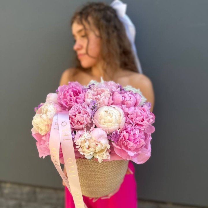 15 пионов в джутовом кашпо в Адлере